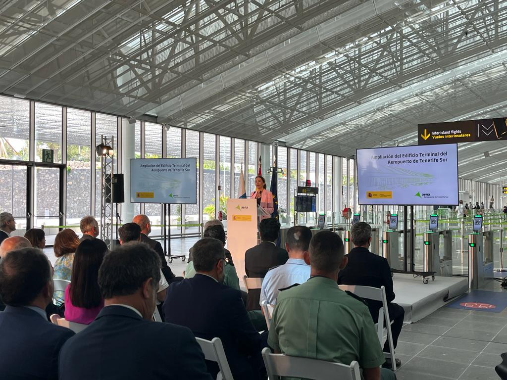 transportesgob's tweet photo. La ministra @raquelsjimenez ha asistido a la inauguración de la ampliación de la terminal del aeropuerto #Tenerife Sur.

🗣️Ha anunciado una inversión de más de 300 Mill€ para su remodelación integral.🛬

Toda la #INFO 👉https://t.co/ntDrQrYe9D https://t.co/0zsLfglfi5