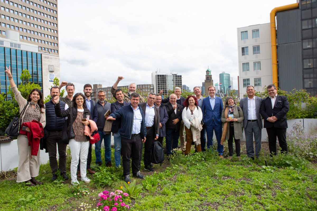 milieucentrum's tweet photo. Allemaal Portugese burgemeesters op dakbezoek. Samen met wethouder @arnobonte, #dakboer Wouter Bauman en directeur Rotterdams Milieucentrum @EmilevanRinsum op de foto ... 📸 Beneden in 't clubhuis van de @vrcd presenteerde de wethouder eerst zijn klimaat - &amp; duurzaamheidsbeleid. https://t.co/NHKYuUyHc1