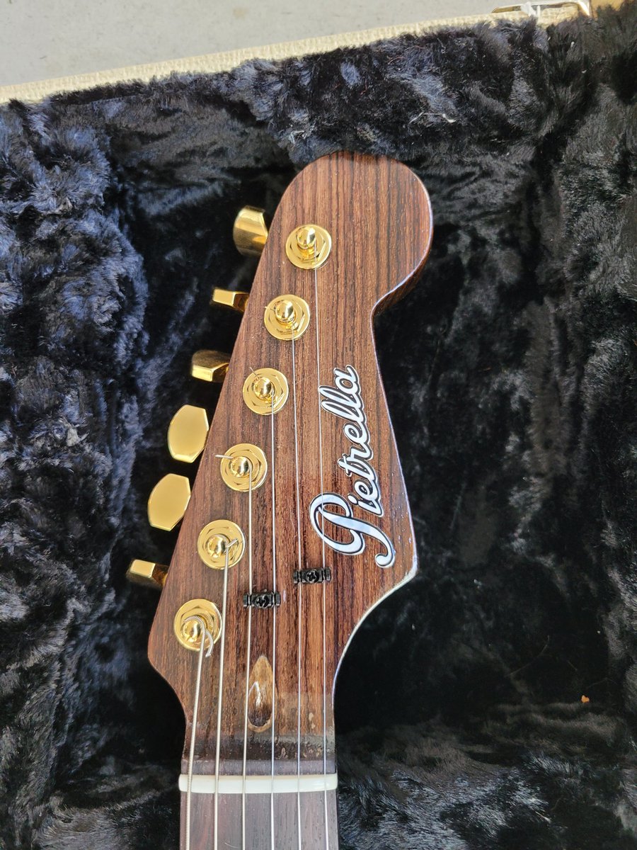 IkeB247's tweet image. New custom @PietrellaGuitar Strat. Swamp ash body, all rosewood neck, @FralinPickups, leather pick guard @ByBodzi.

#guitargear #guitar #stratocaster 

@DarylShawn @JLO_BitchCraft @JFKocker