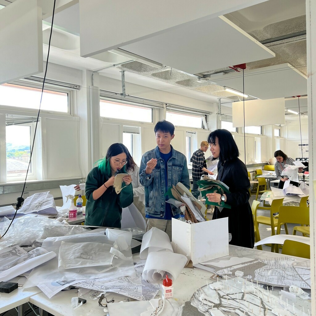 A few images/videos from the Climascore 1 workshop, during which we turned waste paper into new sheets and 'climate action riso'...

Climascores is a programme of workshops designed and organised by ESALA Climate Action, and co-funded by ESALA and by a U… instagr.am/p/Cd_QZnijWVn/