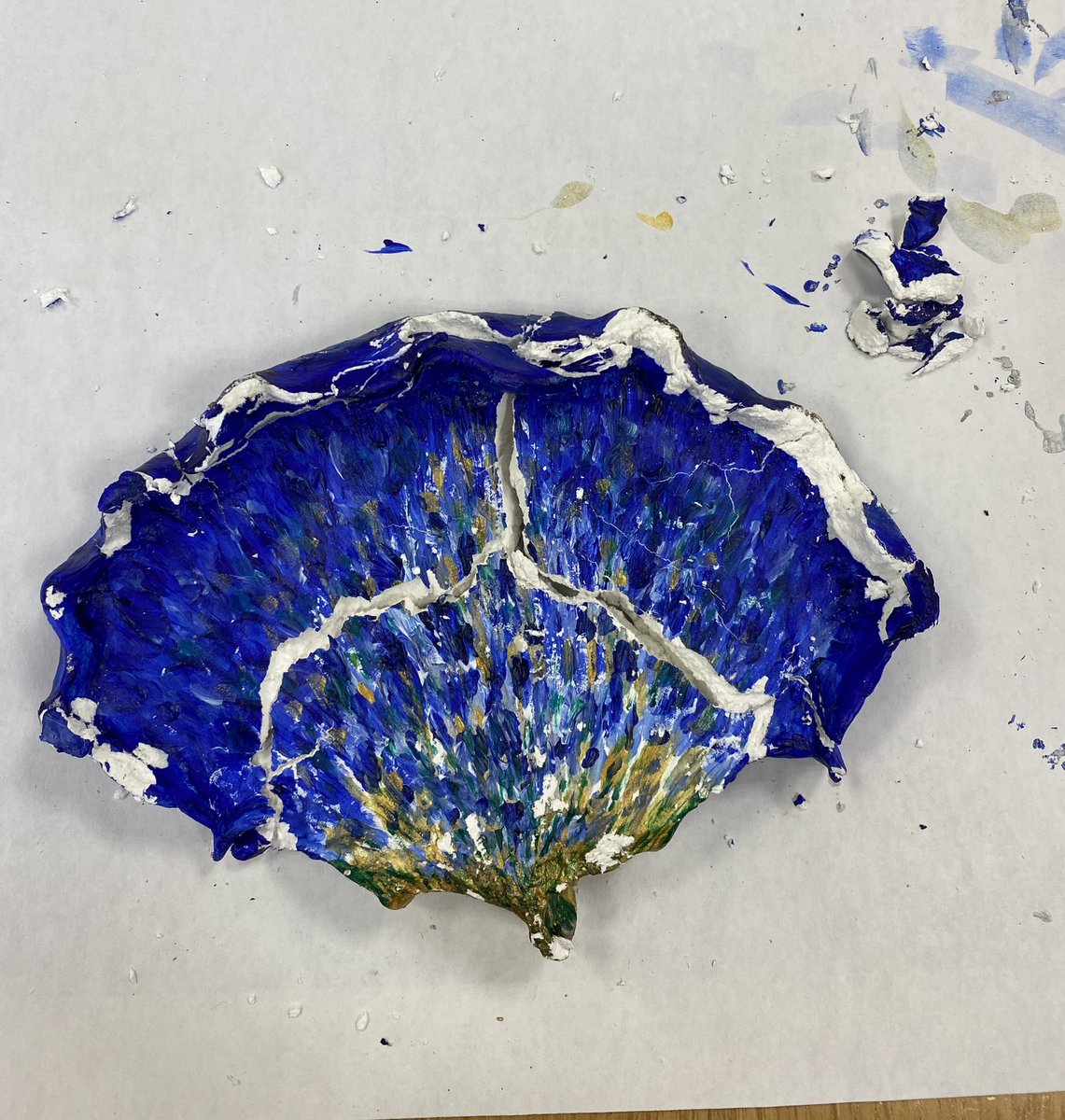 drkatpayne's tweet photo. Learning the Japanese art form of #Kintsugi ‘gold joinery’ with my PiH team 💛 Making, breaking and mending a ceramic piece with gold. Embrace imperfections in life #wabisabi There can be beauty, healing and growth after trauma and damage https://t.co/VMdFNc3sB8