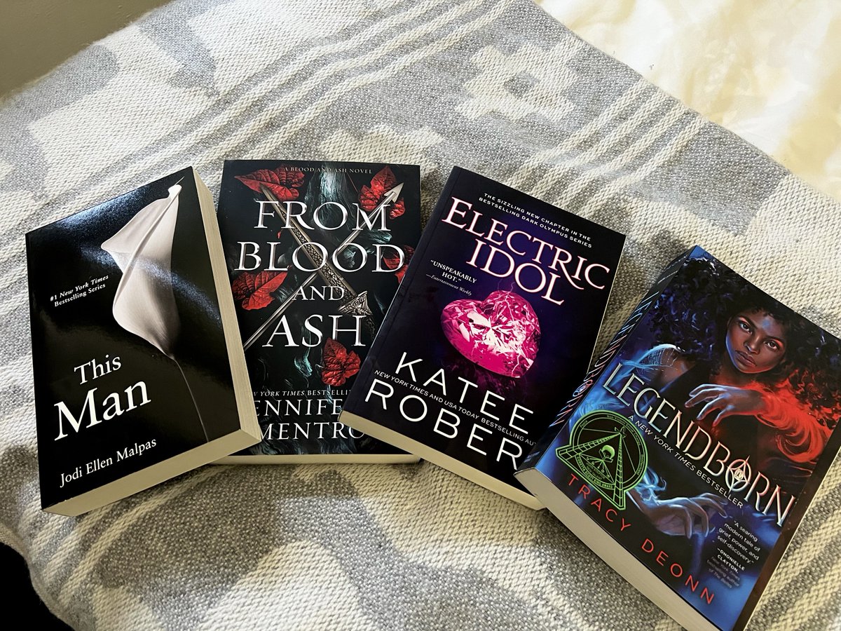therocketreader's tweet image. My new books just came in! I’m also currently reading:

Project Hail Mary by Andy Weir and Clockwork Angel by Cassandra Clare ✨ 

Gonna start Electric Idol first then Legendborn! 🎉