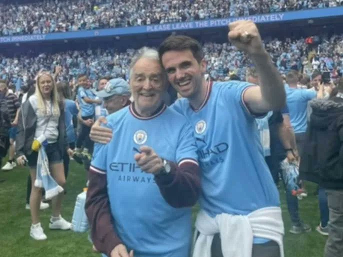 This Grandfather With Dementia Going to Man City's Title-Clinching Game Is the Coolest Thing You'll Watch Today barstoolsports.com/blog/3418998/t…