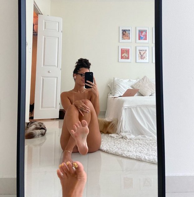 feet_exchange's tweet photo. Qui vient me laver et lécher les pieds ? Ils en ont bien besoin ! https://t.co/LuTCLDD8DG