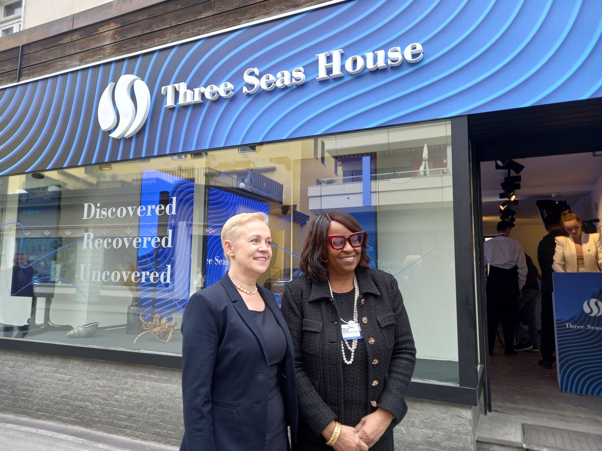 BDaszynska's tweet photo. It was great pleasure to have a meeting with RetaJoLewis @EXIMChair at the @3SeasHouseDavos today.We exchanged ideas and discussed cooperation possibilities to enhance sustainable development in various regions of the world. Look forward to meeting you in WashingtonDC next time! https://t.co/FGd1M9uEyg