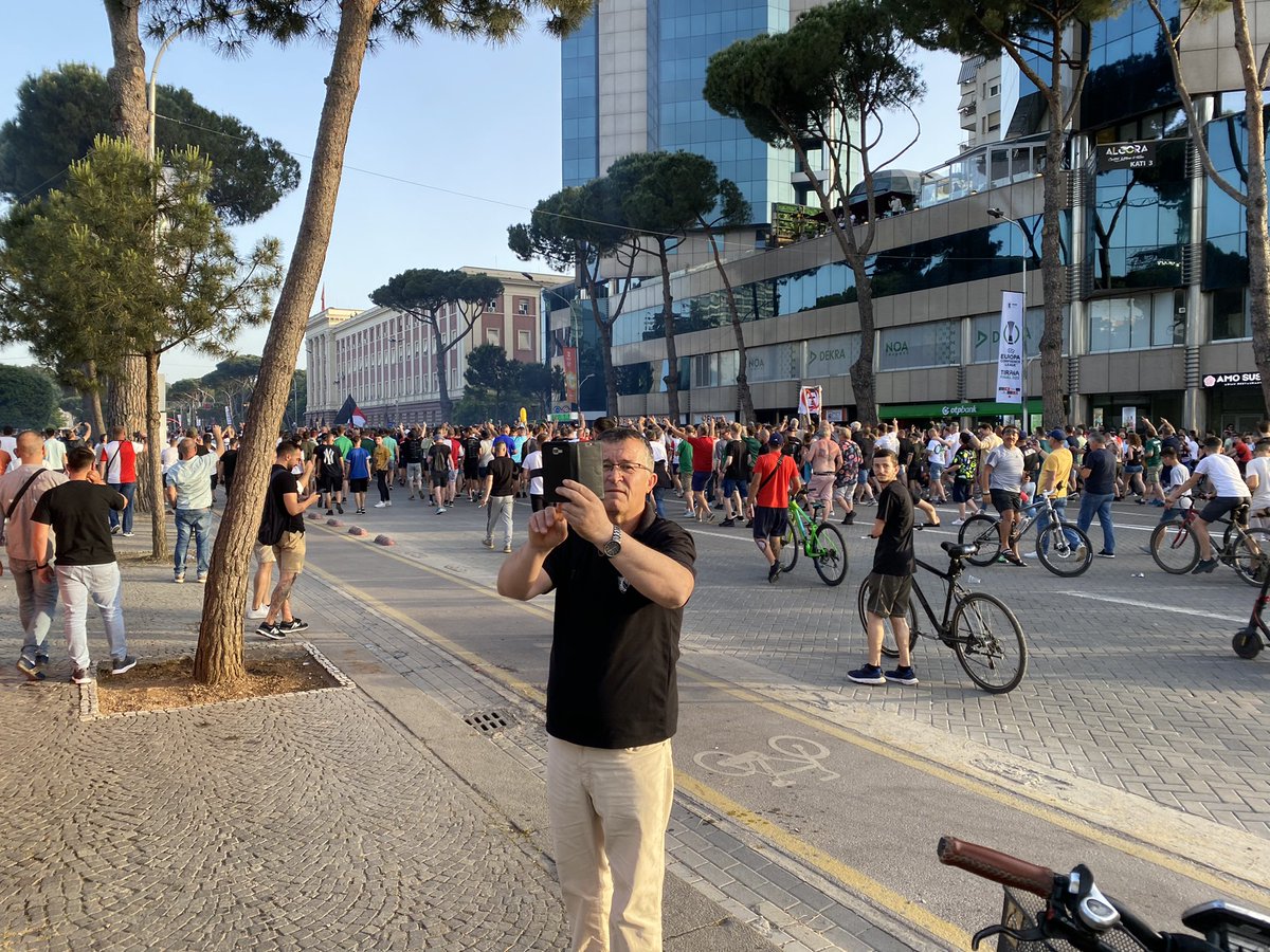 Al die blote basten, al die mannenstemmen, al die fanatiekelingen: de Nederlanders zijn voor Albanezen een attractie op zich.