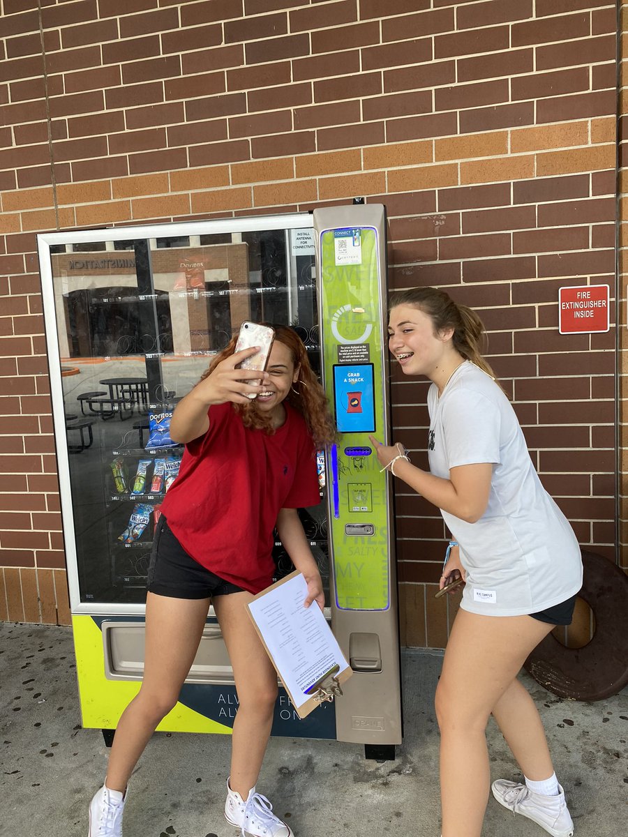 🎉Some friendly competition today as students raced to find the list of items during our scavenger hunt📋 🔎on the UHS campus! 🌎⏳They were instructed to take pictures with the items as proof of finding them 📸 What a fun day in the FL sunshine ☀️ @UHSChenoweth <a href="/UHSTitans411/">Titans News NeTwork</a>