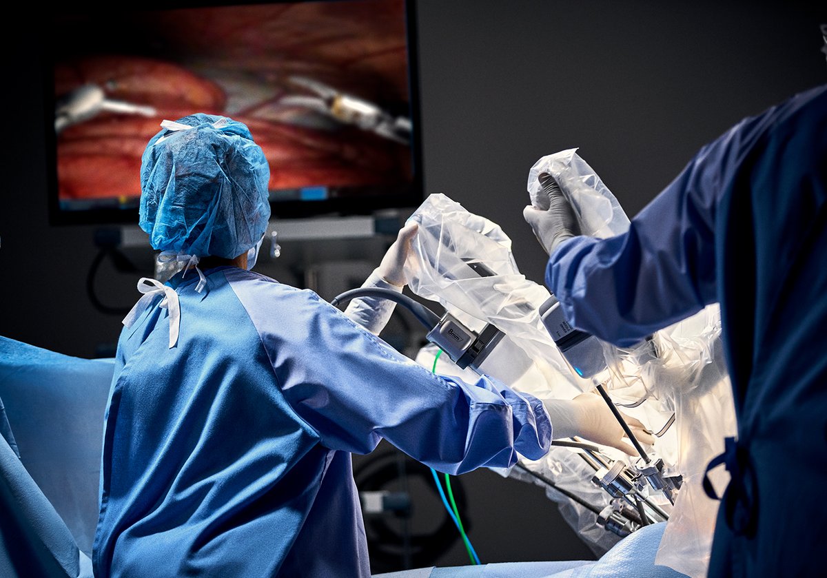 Robotic surgical excision of the head of the pancreas is performed in the HUG since the end of 2021.
The HUG are the first hospital in the French-speaking part of Switzerland to perform this procedure using a minimally invasive method.
#surgery #Robotic #pancreas