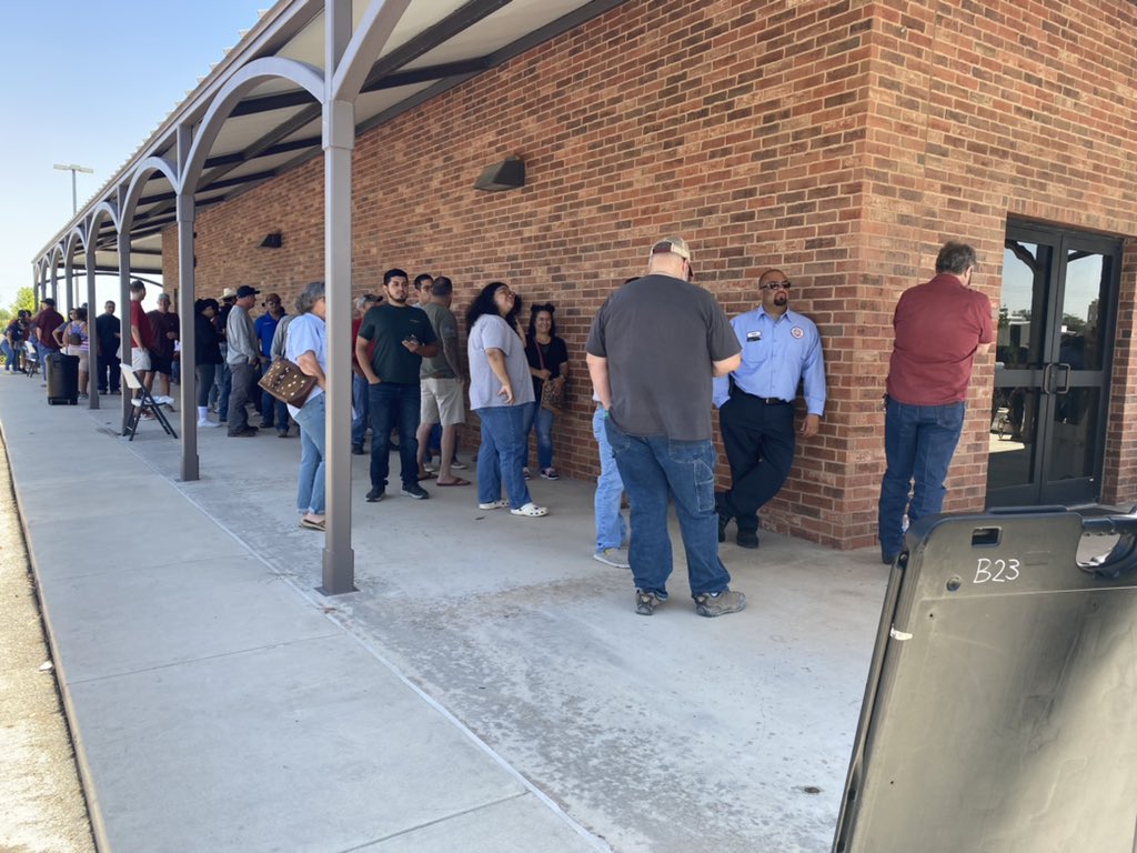 KPRC2Rilwan's tweet photo. Close to 300 people showed up this morning at one of the activity centers in Uvalde to donate blood. 

So many people showed up, it turned to appointments only. But these people remain in line in case someone doesn’t show up. @kprc2 https://t.co/1ENgSpsgTI