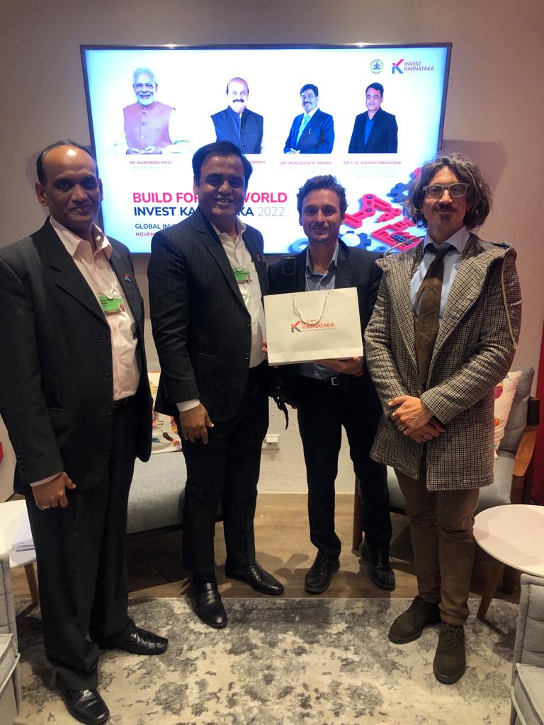 #KarnatakaAtDavos 
The Karnataka delegation met with team <a href="/theCitibeats/">Citibeats</a> at the #WEF22. #Citibeats uses ethical AI/ML to gather data and provide actional insights for key areas such as #sustainabledevelopment, natural #disasterresponse, social policy, #foodsecurity and more.