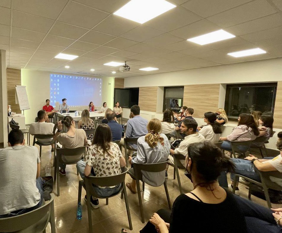 FIMMG_Vr's tweet photo. Si è tenuta ieri sera nella sede FIMMG Verona una serata di formazione e confronto per i nuovi corsisti iscritti alla #Scuola di #MedicinaGenerale.

#medicidifamiglia #FIMMGVerona #FimmgVeneto https://t.co/0V1bmIMiuF