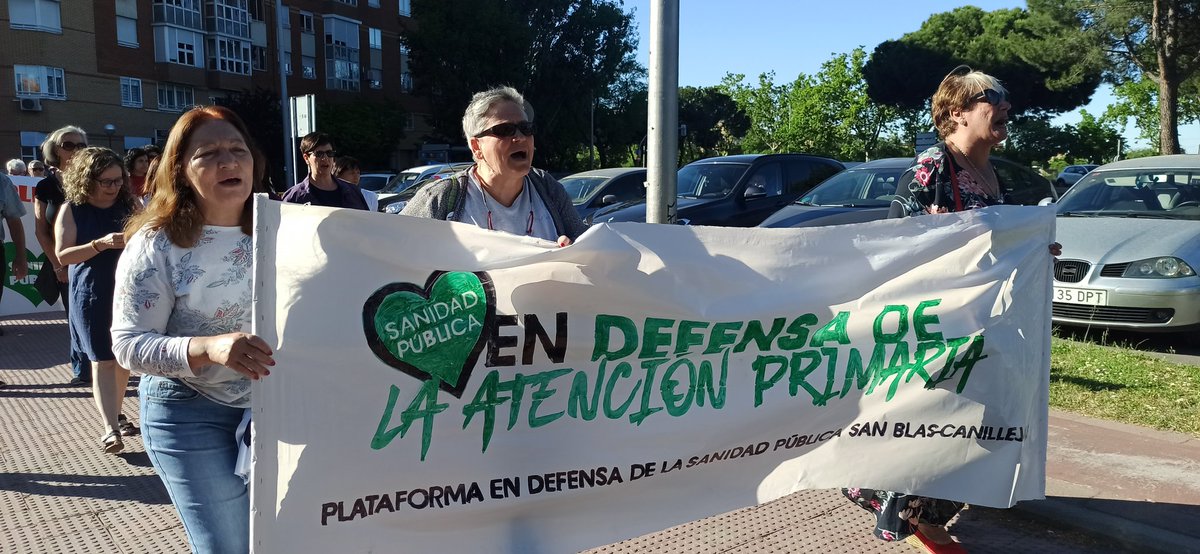 la_lineal's tweet photo. Vecinos y vecinas exigen la reapertura Servicios Urgencias de Atención Primaria frente al centro de Salud de García Noblejas #SanidaPública https://t.co/UwttfSbOMp