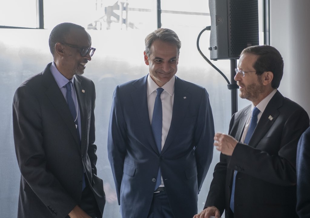 UrugwiroVillage's tweet photo. President Kagame joins other global leaders for a lunch hosted by Lally Weymouth, Senior Associate Editor of the Washington Post. https://t.co/iaEX6nAXHz