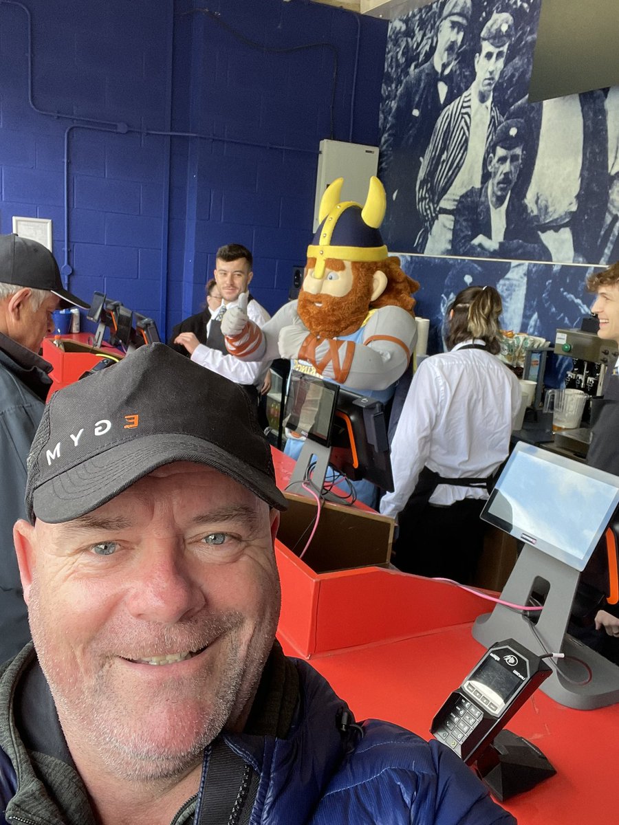 MarkWebster71's tweet photo. Good to be back and I hope Vinny is just getting a water from the bar 😂 #onerose https://t.co/0cFzZizjQn
