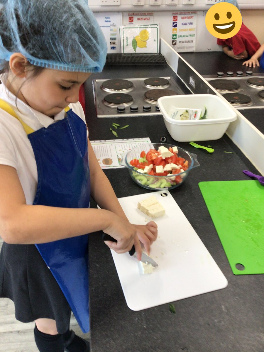 MrsC_017's tweet photo. Greek salads were on the menu this week at cook school! All of the team impressed the teachers with their safe knife skills and bravery when trying new foods 🫒🥗🇬🇷#HRDT #HRCookSch @HaxbyRoad https://t.co/QF4eroYPEn