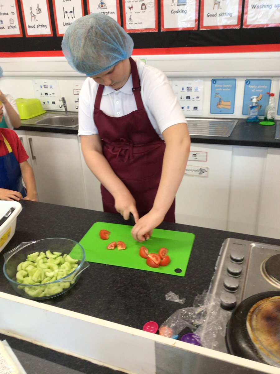 MrsC_017's tweet photo. Greek salads were on the menu this week at cook school! All of the team impressed the teachers with their safe knife skills and bravery when trying new foods 🫒🥗🇬🇷#HRDT #HRCookSch @HaxbyRoad https://t.co/QF4eroYPEn