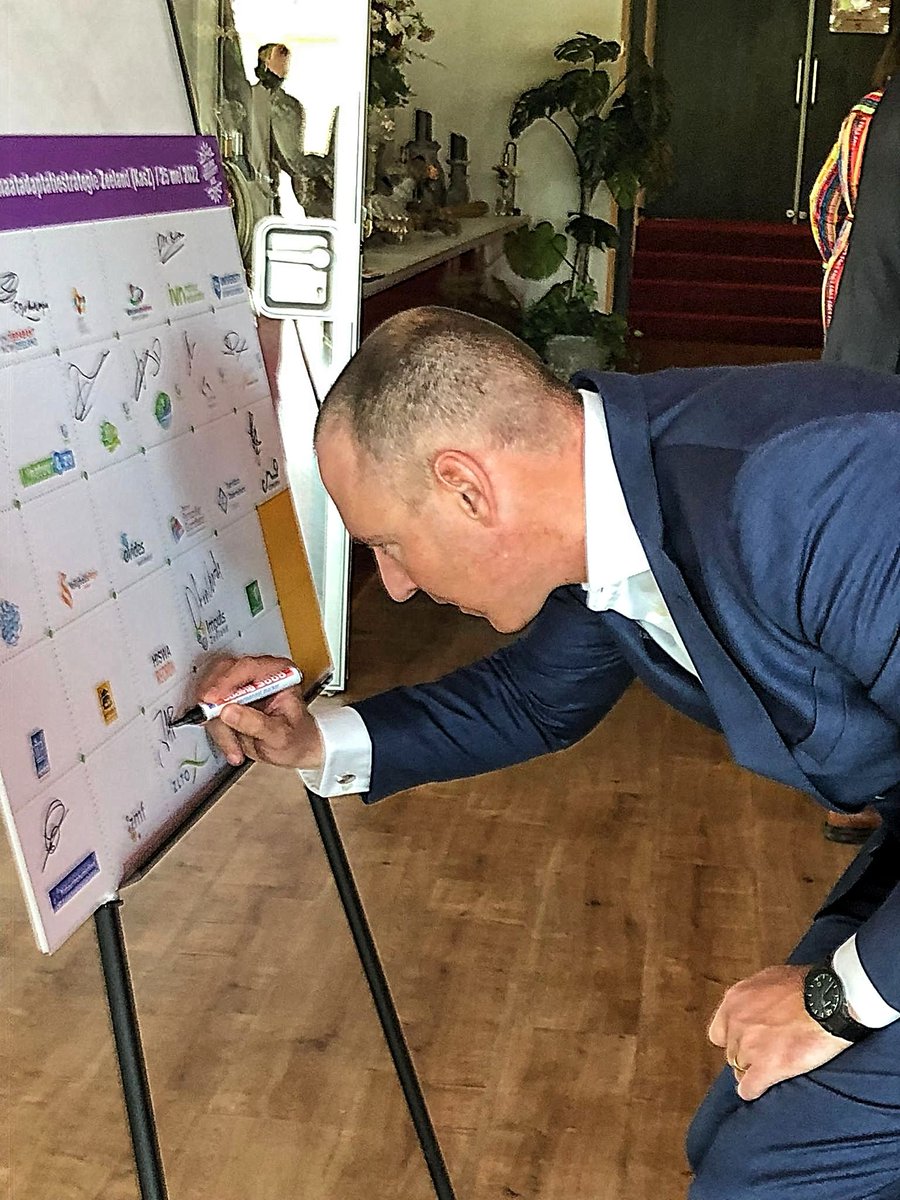 Ondertekening #Intentieverklaring Klimaatadaptatiestrategie Zeeland door <a href="/JorisBaecke/">Joris Baecke</a> <a href="/ZLTO/">ZLTO</a> <a href="/ZltoZeeland/">ZLTO Zeeland</a> 

Hiermee benadrukt <a href="/ZLTO/">ZLTO</a> dat #boeren en #tuinders een cruciale rol spelen bij het #klimaatbestendiger maken van #Zeeland en wat nodig is voor een volhoudbare landbouw