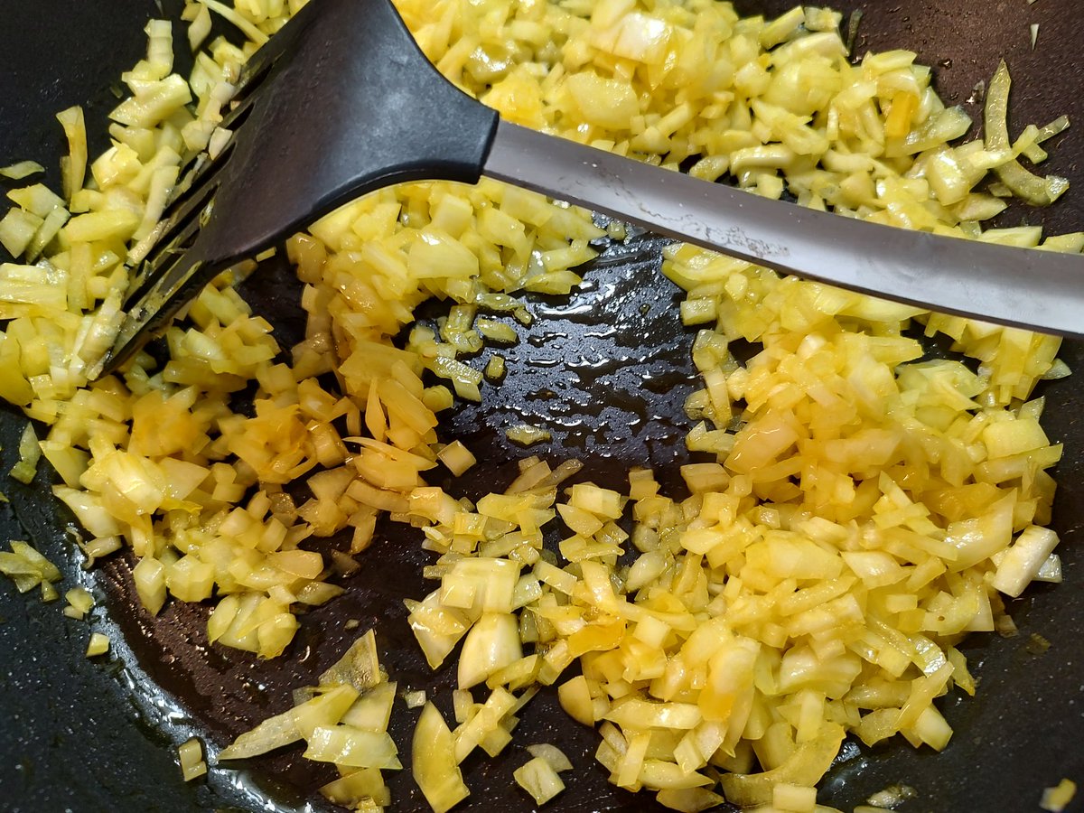 GeologistsCat's tweet photo. ..and today again #CurryAdventure with many #onions, tasty #spices #vermicelli noodles some #chili and #Garlic. The meal is called Bangladeshi vermicelli
Oh wait it comes without #curry
#Cooking #vegetarian https://t.co/CTp5f77eoN