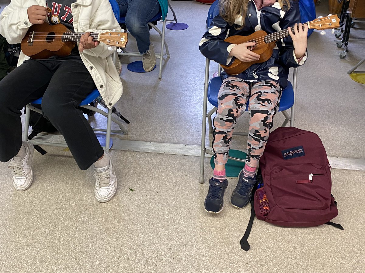 brentwoodSD41's tweet photo. What a beautiful start to the day with families joining us for noisy reading in Div. 21 Kindergarten as well as being serenaded by Div. 8 playing R-E-S-P-E-C-T on the ukuleles. #sd41 #MrMaroney #MsFleming https://t.co/qyQPApIAE3