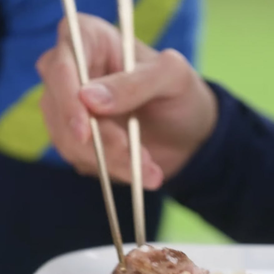 손도 이쁜데 젓가락질도 정석으로 잘해.. 유죄