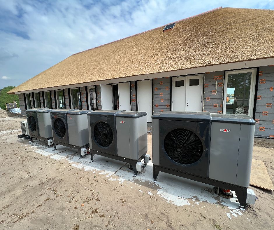 Deze vier CHA-buitenunits zijn binnenkort verantwoordelijk voor o.a. aangenaam zwembadwater, tapwater voor de douches en vloerverwarming op dit vakantiecomplex. #monoblock #duurzaam #futureproof