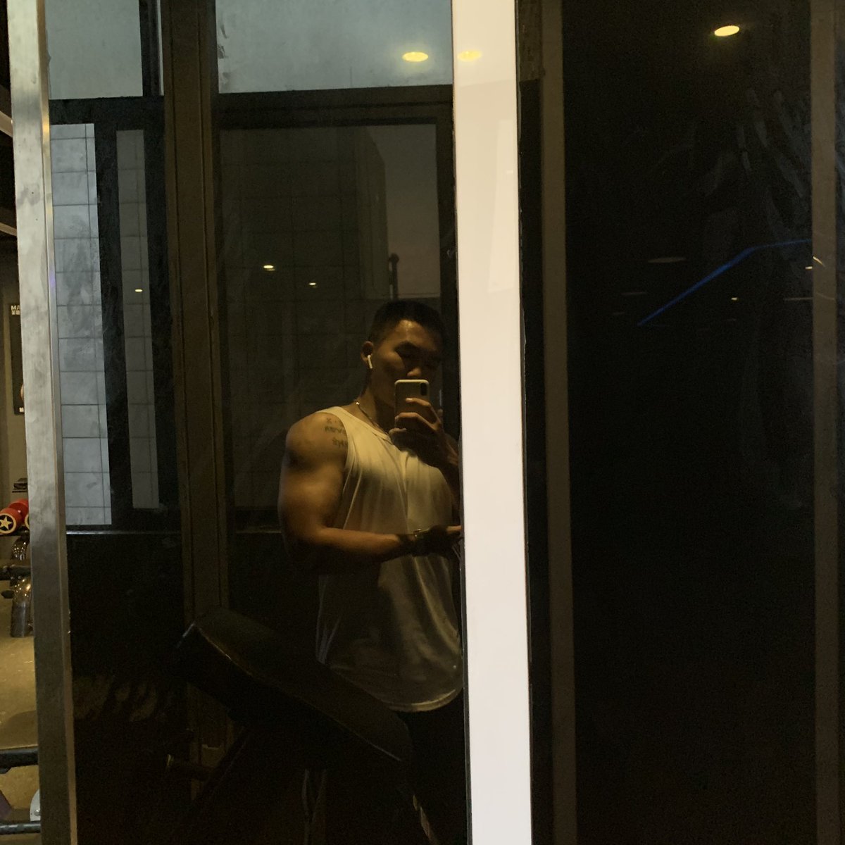 FENGYIIs's tweet photo. 果然吸引到的都是同性没有异性。 https://t.co/MZWJpXkP52