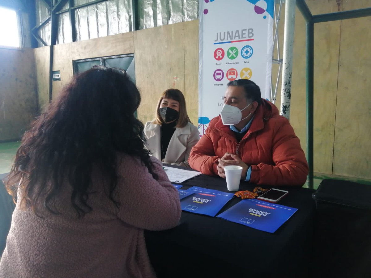 DPRLaAraucania's tweet photo. Gobierno en Terreno #Comuy📍
Los servicios públicos se trasladaron hasta dicho sector de #Pitrufquen para atender a la comunidad ✅ Nos acompaña el seremi de @AraucaniaBBNN, Luis Catrileo, quien está entregando información y respondiendo consultas!
@Gobenterreno @min_interior https://t.co/Z07aTAHY4c