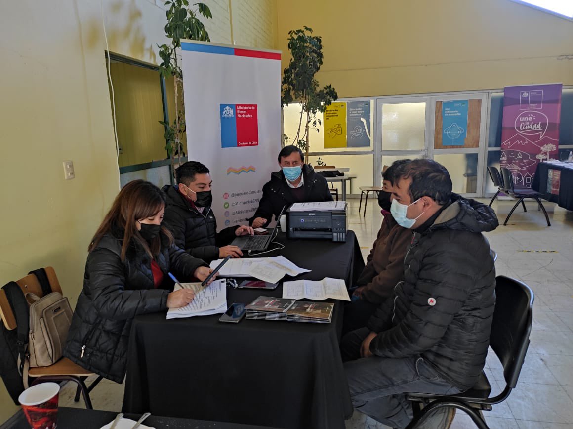DPRLaAraucania's tweet photo. Gobierno en Terreno #Comuy📍
Los servicios públicos se trasladaron hasta dicho sector de #Pitrufquen para atender a la comunidad ✅ Nos acompaña el seremi de @AraucaniaBBNN, Luis Catrileo, quien está entregando información y respondiendo consultas!
@Gobenterreno @min_interior https://t.co/Z07aTAHY4c