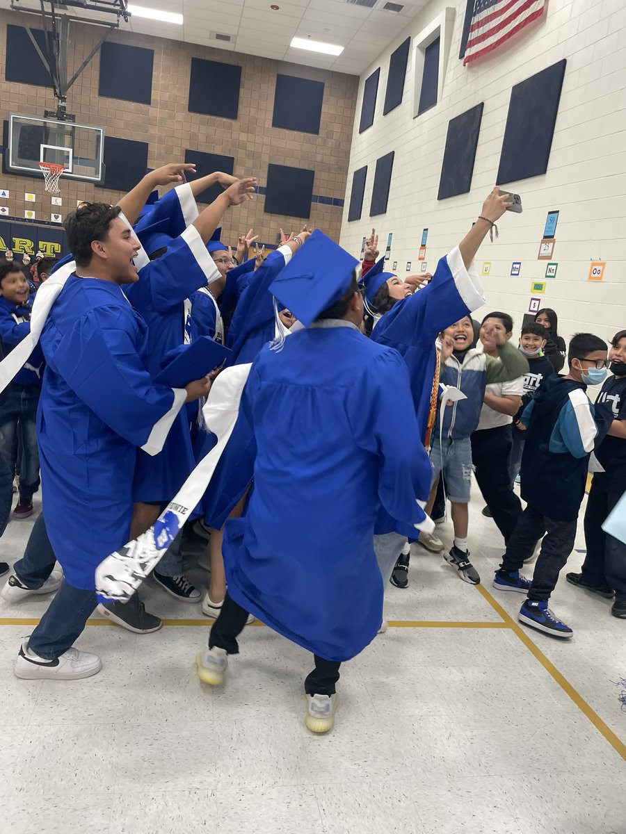 erikarubi02's tweet photo. Senior Walk! 🐻💙 https://t.co/weHnNw0Sc4