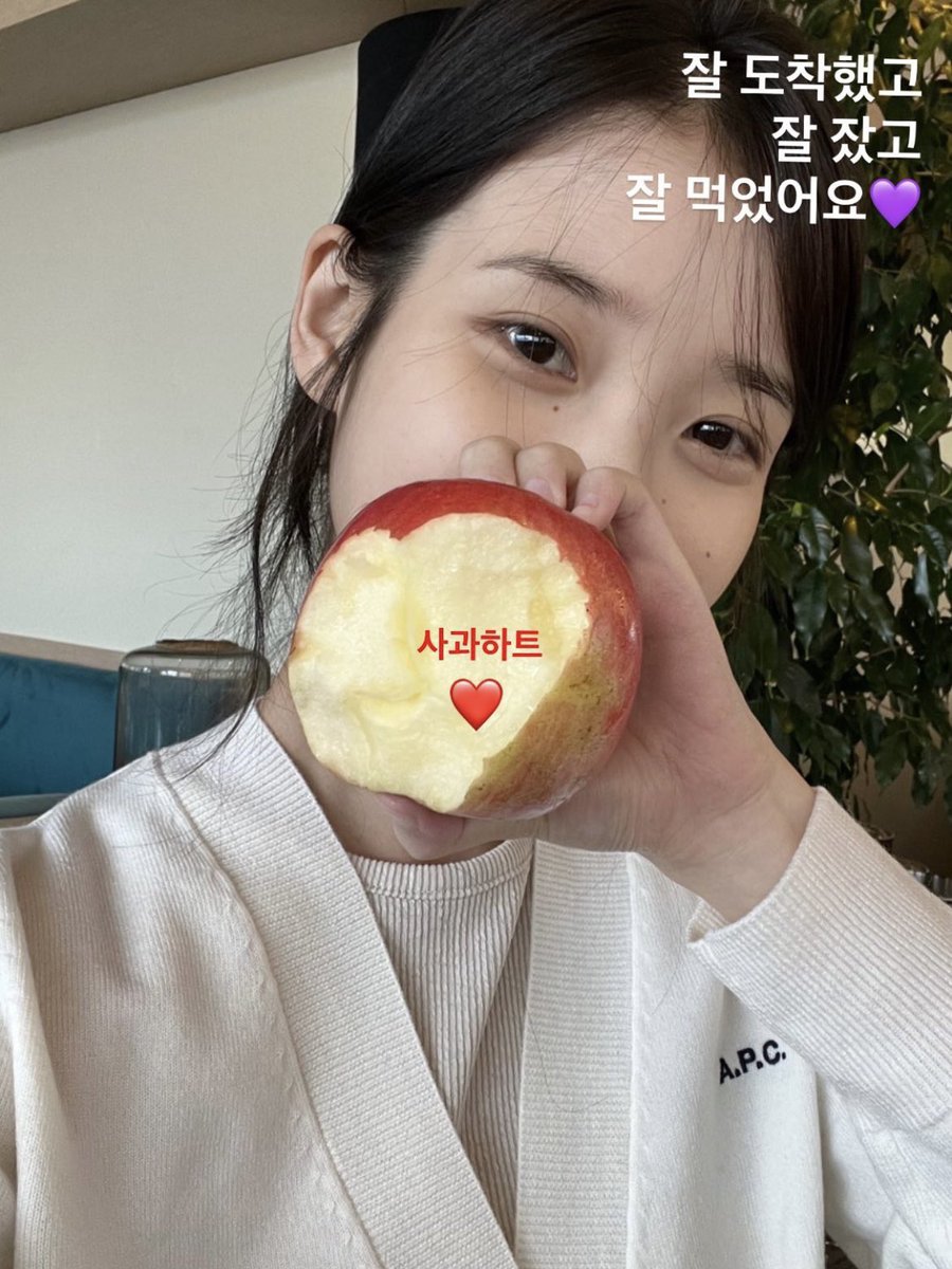 chae_taejin's tweet photo. IUさまの曲に今日も救われた😌🐰🤍
おやすみなさい🌙 eight♾
@_IUofficial #IU #IU_eight https://t.co/kdLmhmzIT2