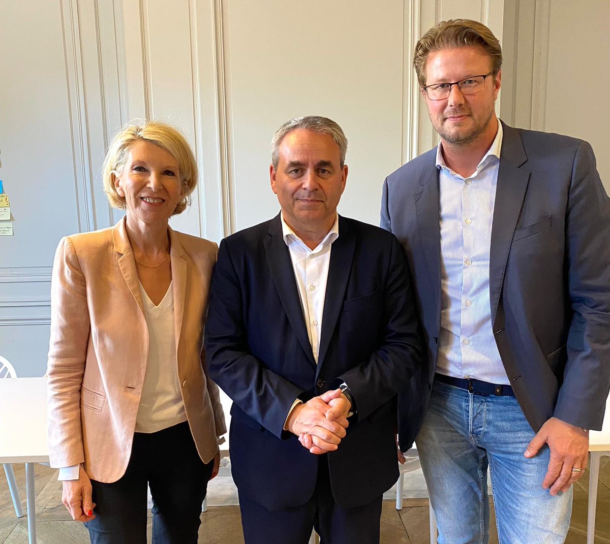CunyDeCarli2022's tweet photo. Merci à @xavierbertrand, Président de la région des Hauts de France, pour son soutien et ses encouragements hier à #Bordeaux. 
Nous avons visité le village d'entreprises du Crédit Agricole : l'emploi, les entreprises et l'innovation sont au cœur de nos préoccupations. https://t.co/pTYbFXlRk9