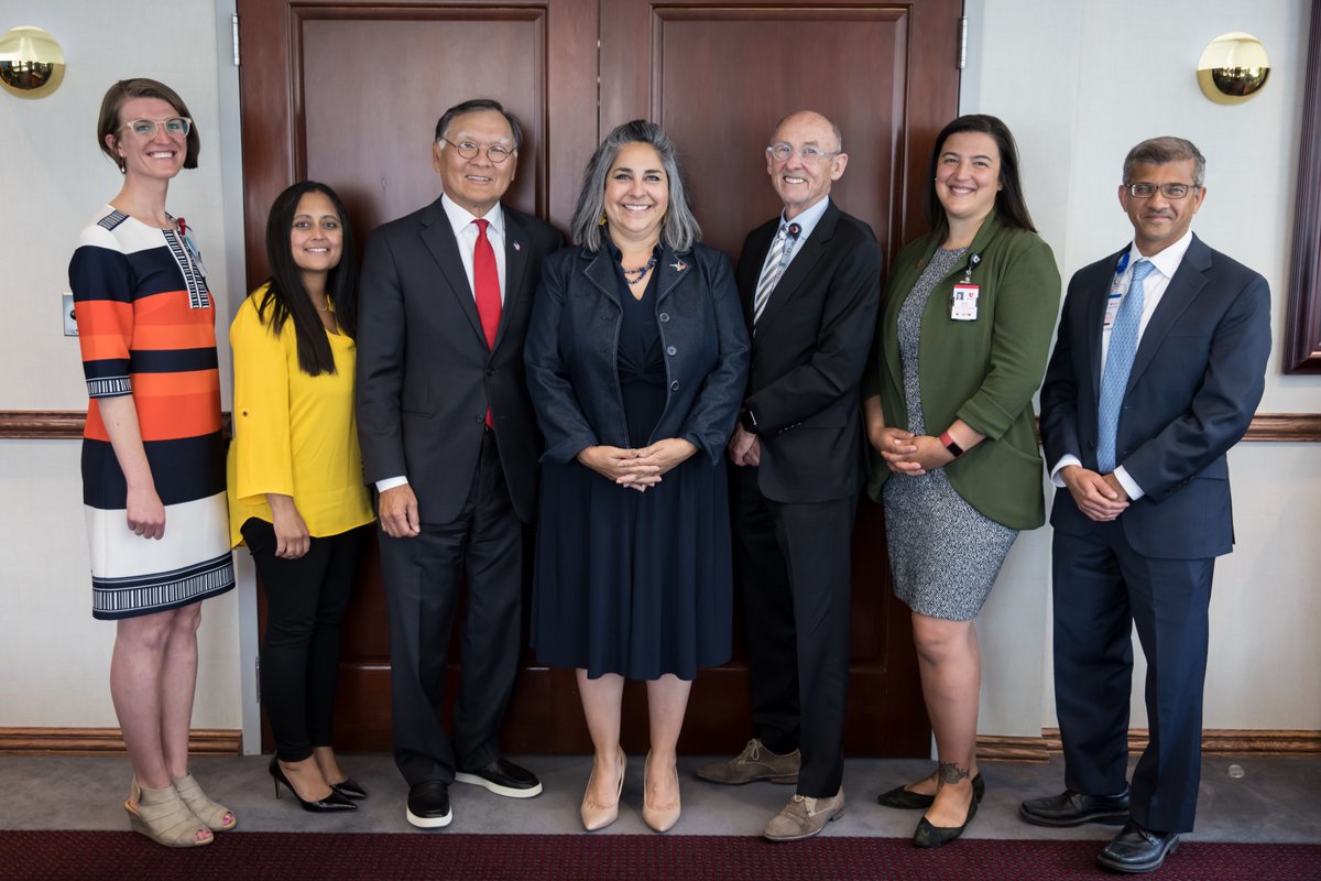 Thank you to @HHSGov Director Lily Griego, who visited with @UofUHealth leaders. Dr. Shiozawa hosted with leaders from @Huntsmancancer @UofU_HMHI, @UUtah sustainability, and community engagement efforts. Grateful for the opportunity to share our team’s many accomplishments.