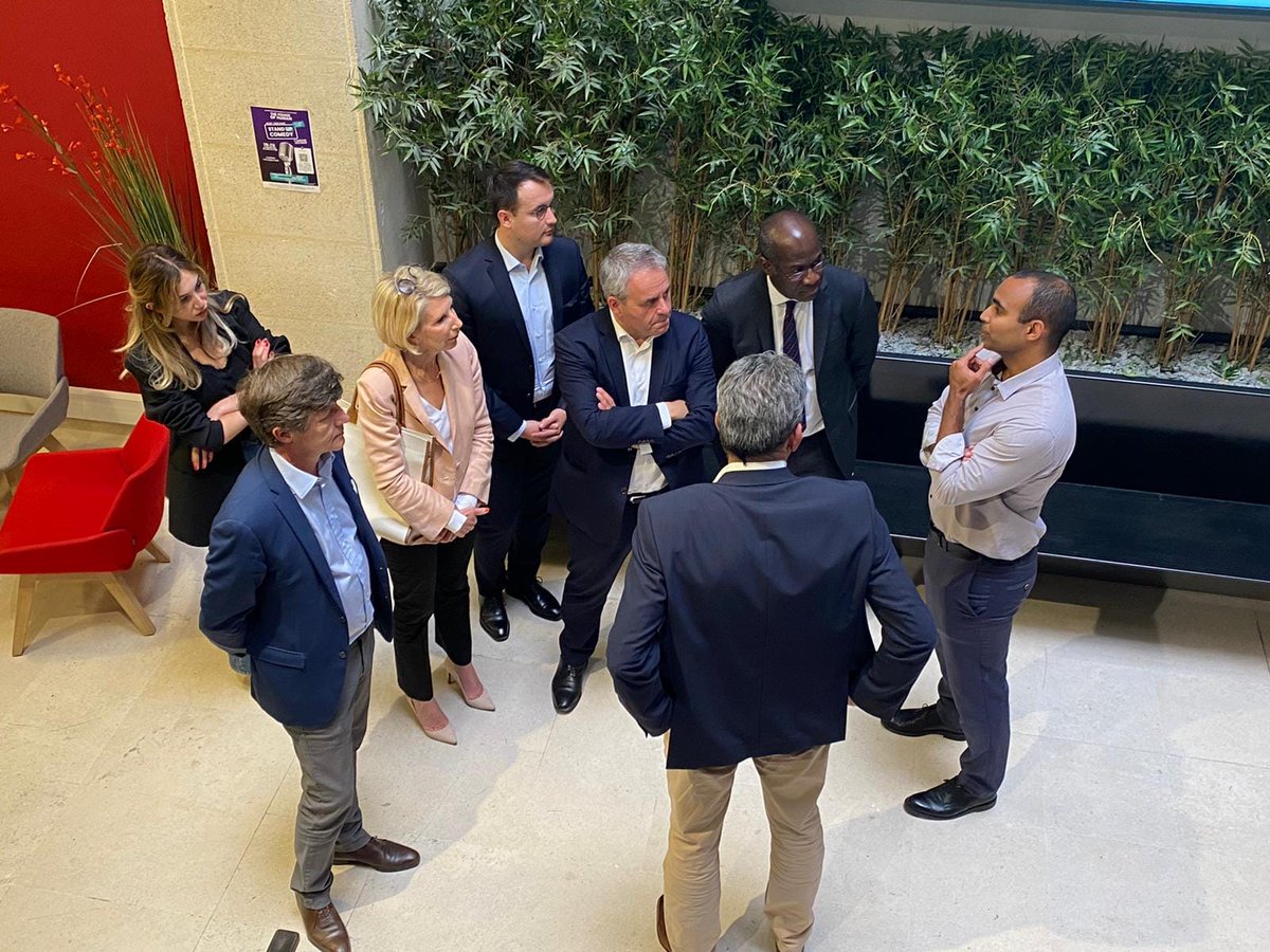 CunyDeCarli2022's tweet photo. Merci à @xavierbertrand, Président de la région des Hauts de France, pour son soutien et ses encouragements hier à #Bordeaux. 
Nous avons visité le village d'entreprises du Crédit Agricole : l'emploi, les entreprises et l'innovation sont au cœur de nos préoccupations. https://t.co/pTYbFXlRk9