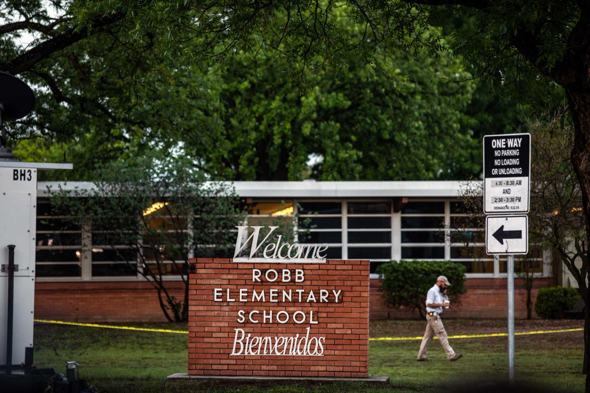 Watch live: Gov. Abbott, law enforcement holds press briefing on Uvalde school shooting dlvr.it/SR3FDY