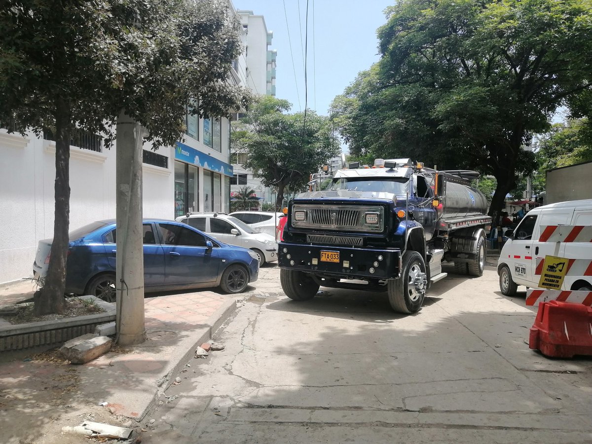 osave's tweet photo. Quien controla a estos camiones que cierran calles y mientras descargan hay que esperar. @SantaMartaDTCH https://t.co/KKfOR970UU