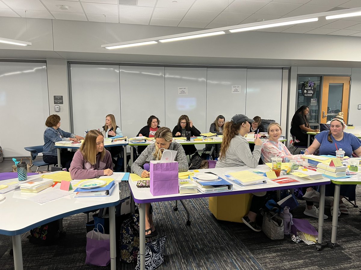 JoniSextonDLS's tweet photo. Day 3 of #OrtonGillingham training has been informative and eye-opening! @Central_MCSD teachers are hard at work learning and practicing! #MiddieRising #Thisiswe #purpose4purpose https://t.co/9ECy6jypuU