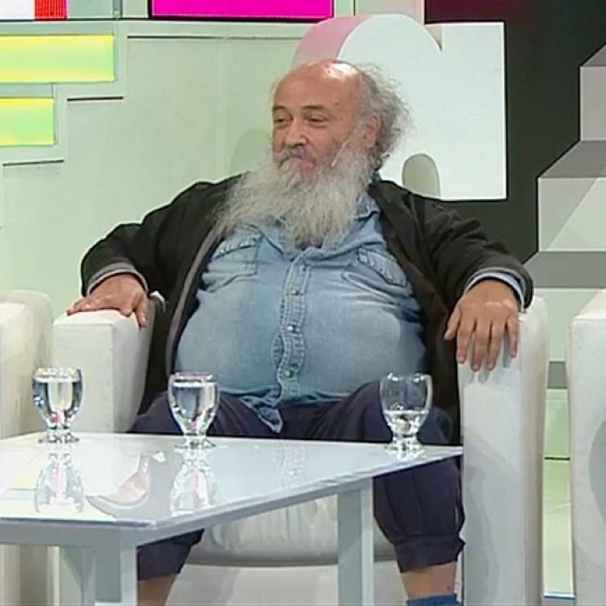 Cuando no te entra más locro y ves llegar los pastelitos