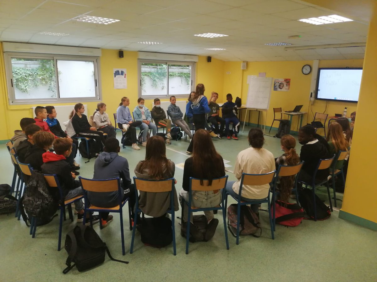 HouriezSchulet1's tweet photo. Deux animateurs du dispositif mobiklasse sensibilisent nos élèves de 6ème à la langue et à la culture allemande. Un programme de l'OFAJ. Une initiative de l'Institut Goethe et des Hauts de France. #mobiklasse #OFAG https://t.co/TLqVeGLca4