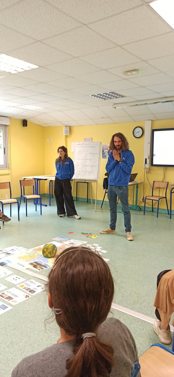 HouriezSchulet1's tweet photo. Deux animateurs du dispositif mobiklasse sensibilisent nos élèves de 6ème à la langue et à la culture allemande. Un programme de l'OFAJ. Une initiative de l'Institut Goethe et des Hauts de France. #mobiklasse #OFAG https://t.co/TLqVeGLca4