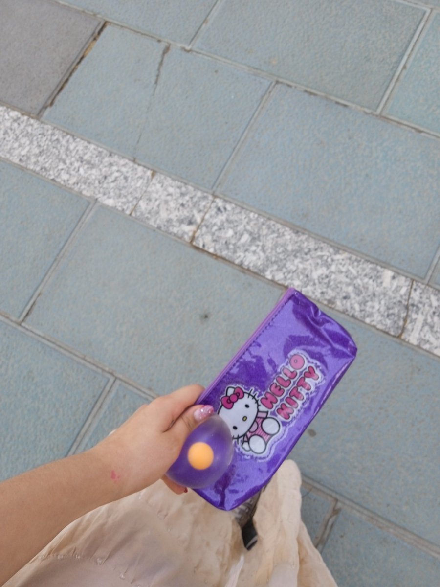 _chesecak's tweet photo. Ves a una chavala con un huevo y un estuche de hello kitty en la mano que haces https://t.co/hycXeUPAZT