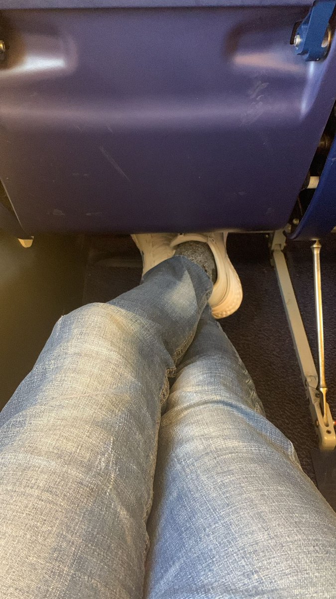 kiriko2012's tweet photo. @BiankaRandell @Ryanair Pues en @iberiaexpress tienes aún menos espacio pero con un poco de suerte o un poco más de dinero consigues más espacio en @Ryanair_ES https://t.co/TaExtmjzlu