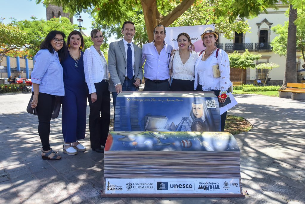 fjgmadariaga's tweet photo. De nuestra colaboración con @GuadalajaraGob destacan las bancas literarias. Hoy conocimos la primera, autoría del Mtro. Rolando Ledezma. Felicidades a los artistas y al comité organizador encabezado por @CulturaUdG y el @itrali_udeg por acercar las letras de esta manera. 📚😄 https://t.co/2tEeBQ9g3s