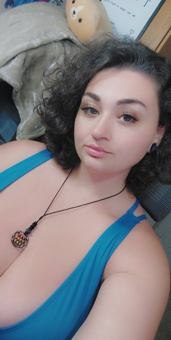 Online https://t.co/OLX4lTUOUz right now! It's sharkweek 🦈 but I'm still online. Come see my titties