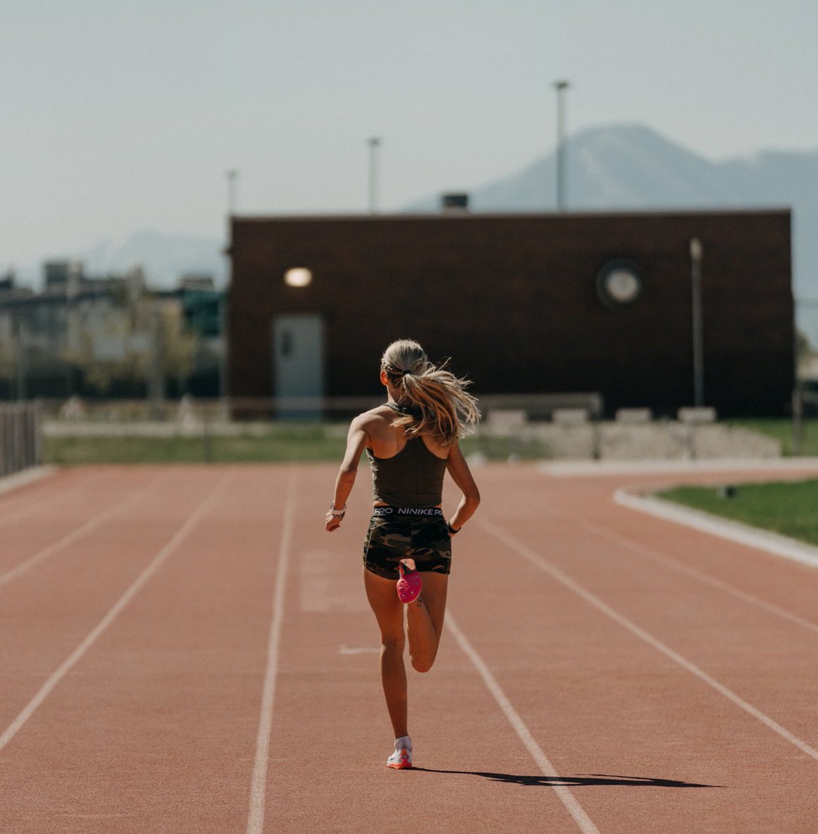 KarissaSchweiz4's tweet photo. In October the thought of making it to this start line was up in the air. I just had surgery on my Achilles and all the rehab and cross training ahead was daunting and full of uncertainty. 
I began taking each week one at a time and celebrating the little victories along the way. https://t.co/PgbrH9zKau