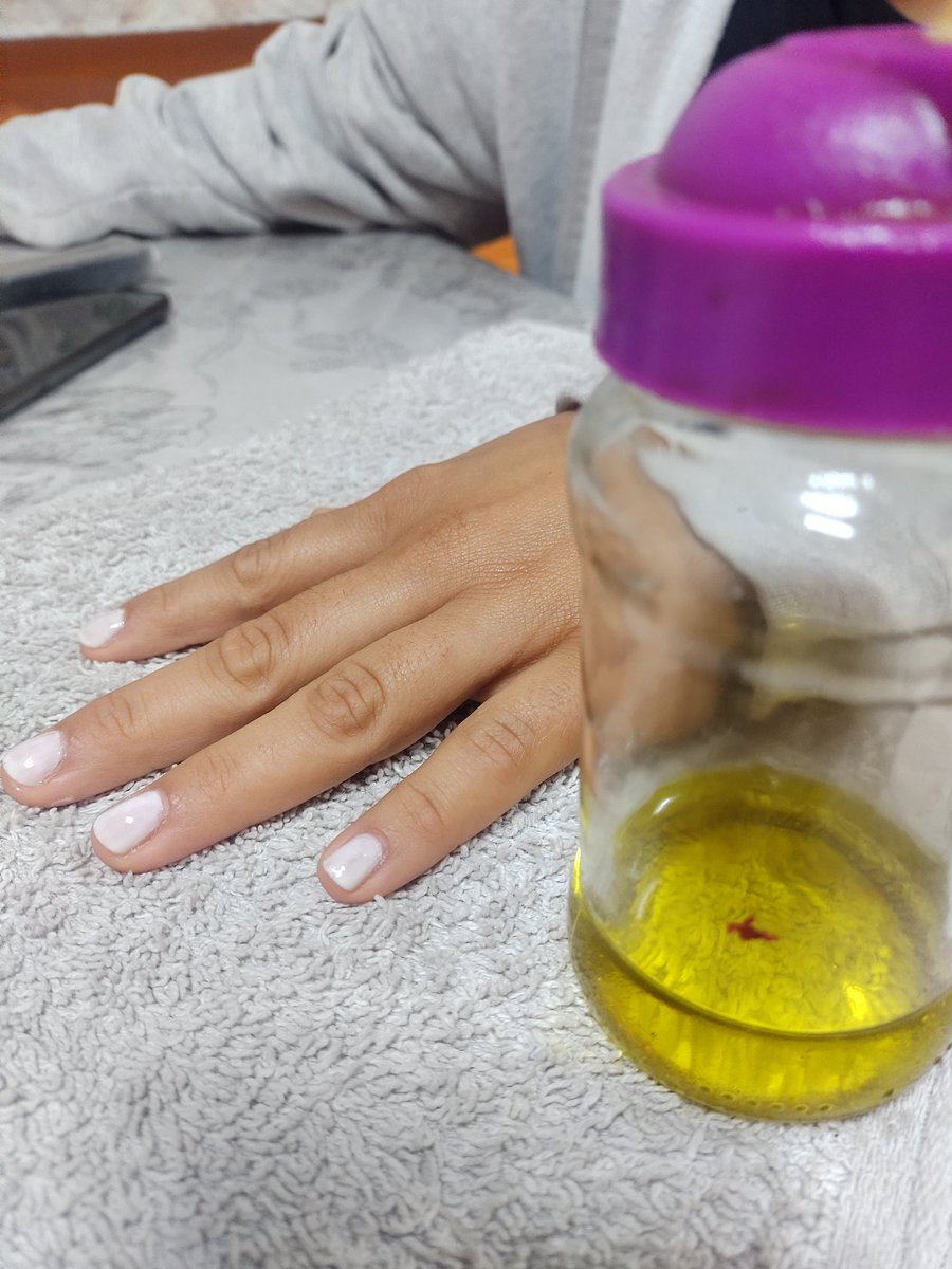 camilag66's tweet photo. La parte más graciosa fue cuando al finalizar le puse aceite de oliva para hidratar las #cuticulas https://t.co/sXJqOSZDnC