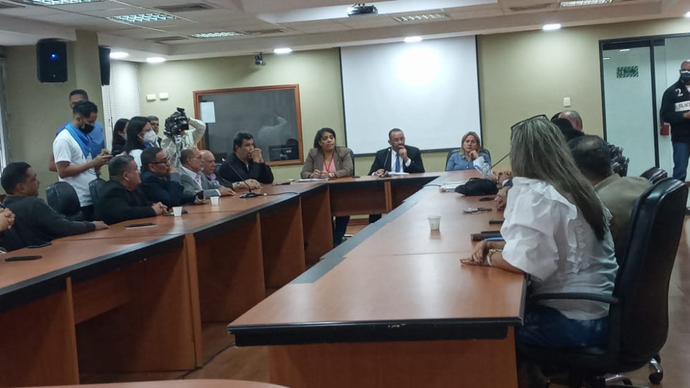 AlfonsoCamposJ's tweet photo. #25May | En la tarde del día de hoy, como Vicepresidente de la Comisión Permanente de Familias Libertad de Religión y Cultos, recibí de la fundación @porlafamiliaven la recolección de 77.519 firmas en apoyo a la defensa del diseño original del matrimonio, la familia... https://t.co/r0HX2IlD86
