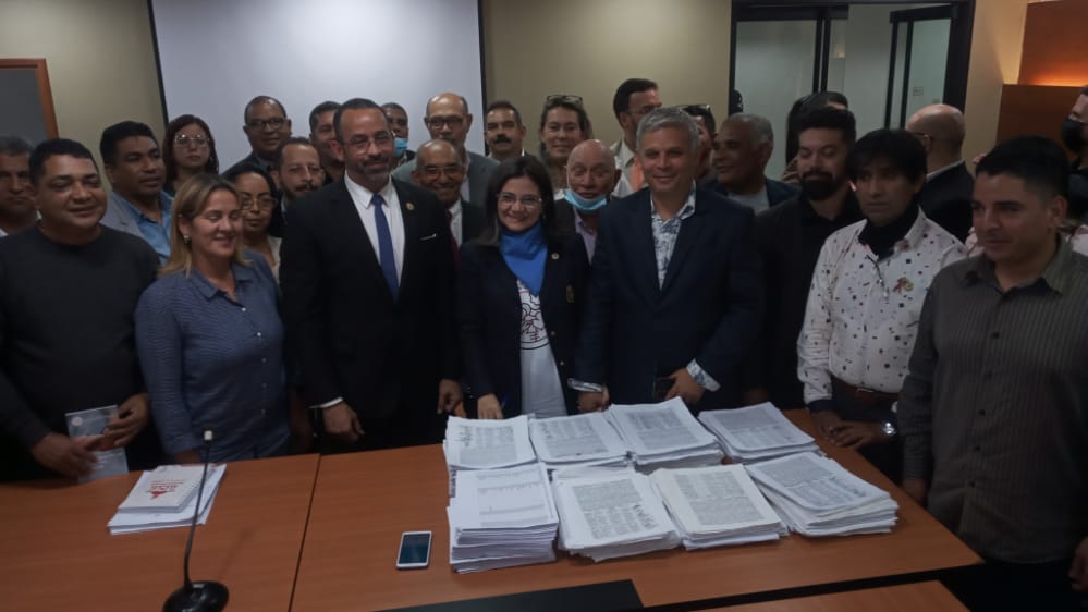 AlfonsoCamposJ's tweet photo. #25May | En la tarde del día de hoy, como Vicepresidente de la Comisión Permanente de Familias Libertad de Religión y Cultos, recibí de la fundación @porlafamiliaven la recolección de 77.519 firmas en apoyo a la defensa del diseño original del matrimonio, la familia... https://t.co/r0HX2IlD86