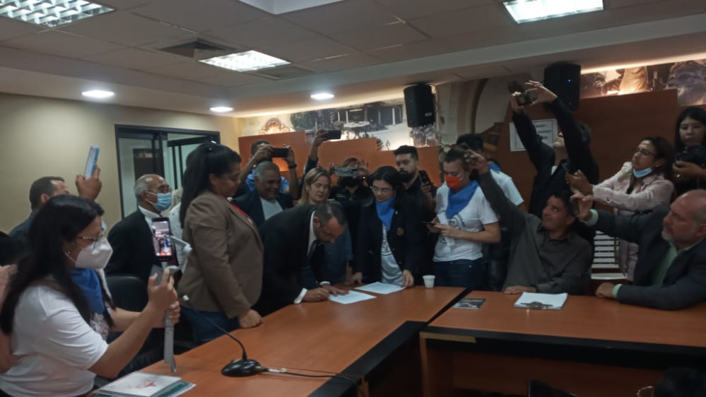AlfonsoCamposJ's tweet photo. #25May | 35 ciudadanos acompañaron la entrega de las firmas también en contra de la despenalización del Aborto y contra la Eutanasia. En la defensa de la vida. Todos sus planteamientos sustentados y argumentados constitucionalmente. Defenderemos su posición, y elevaremos su voz. https://t.co/uupo0t3laD