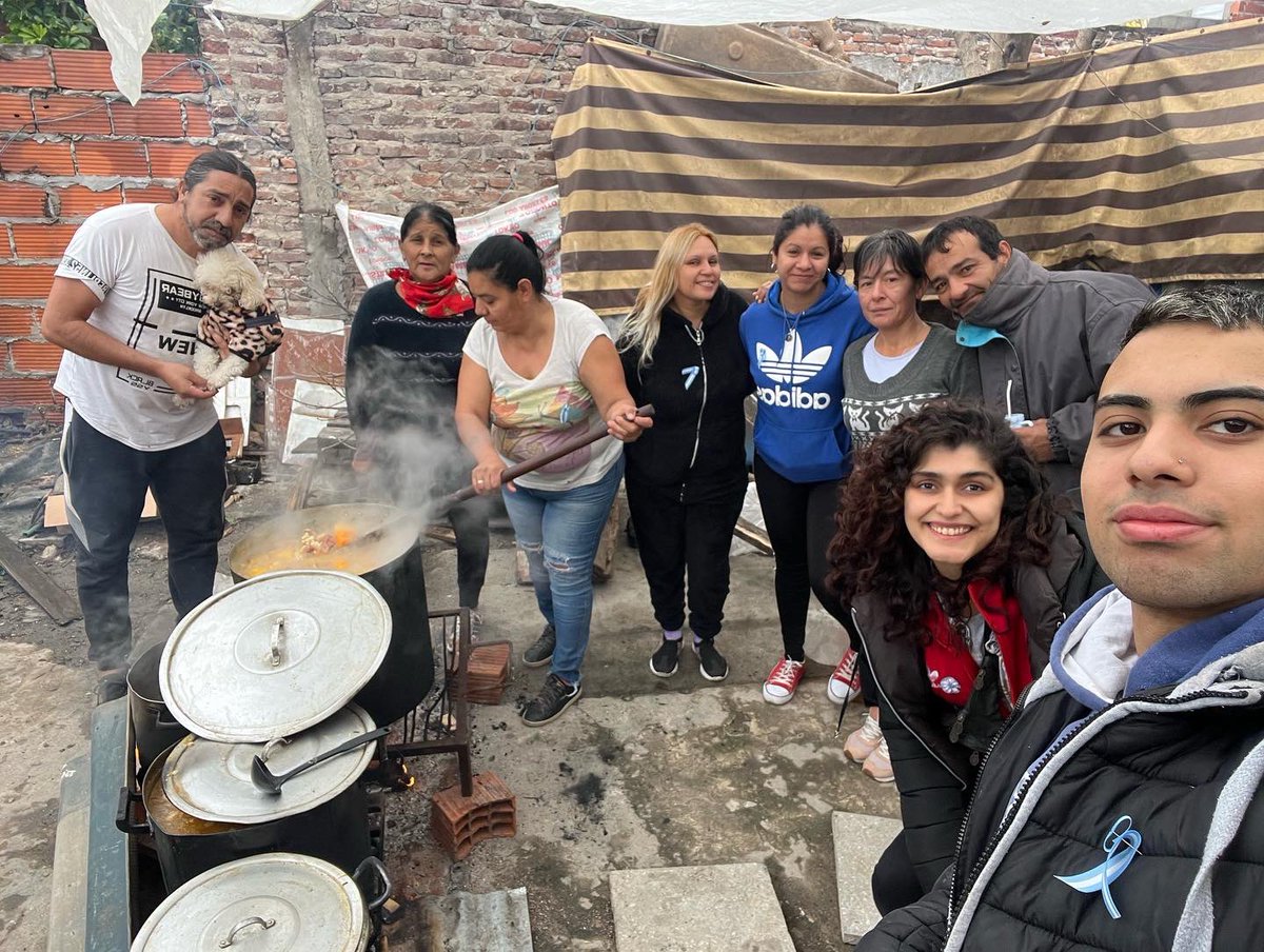jrtresdefebrero's tweet photo. GRAN LOCRO SOCIAL EN BARRIO LIBERTADOR🇦🇷🍲

#Hoy fuimos participes nuevamente de un mimo al barrio y su gente. Con gran exito se llevo a cabo el #LocroPatrio donde más de 100 porciones fueron repartidas entre las familias más necesitadas. https://t.co/A2Sy11nAb0