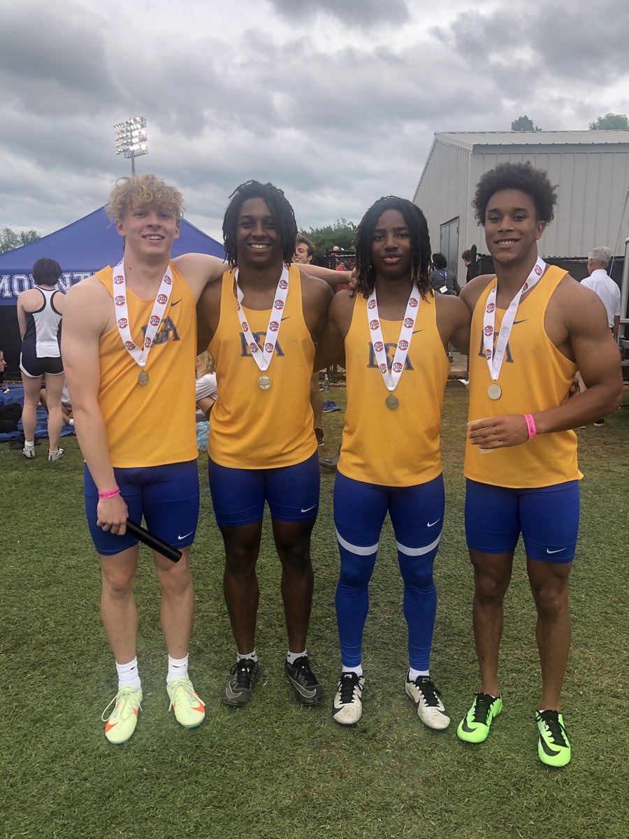 🥈STATE RUNNER-UP🥈

Boys 4x200m is the State Runner Up! 1:30.93. This same crew will double back for the 4x100m.